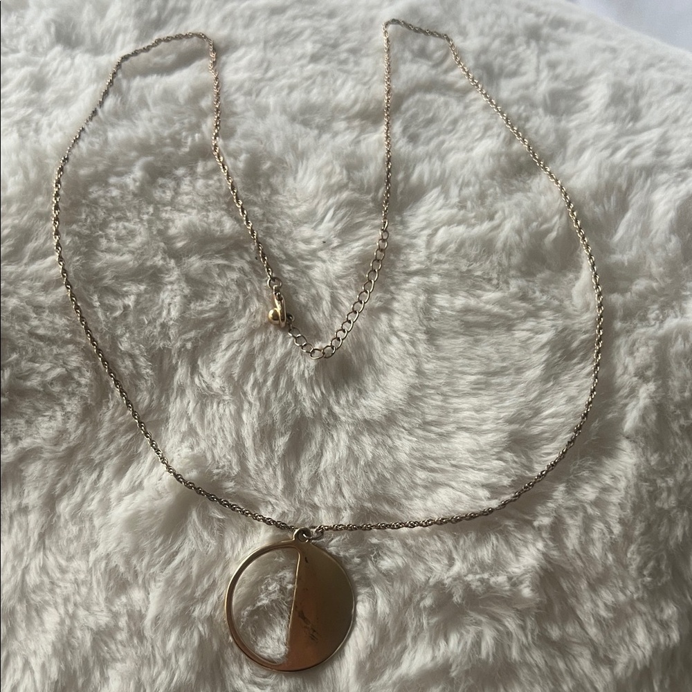 Elegant Gold Pendant Necklace